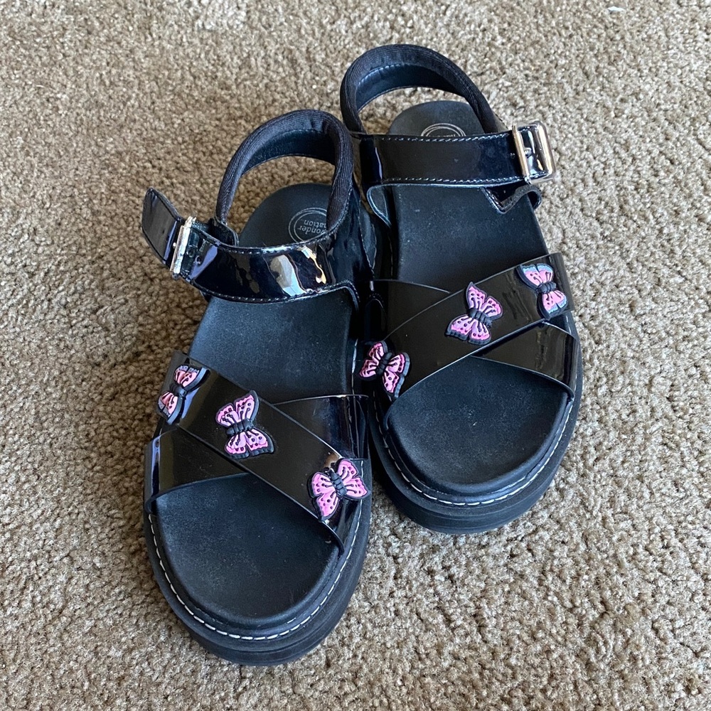 Wonder Nation Glossy Black Sandals with Pink Butterfly Design